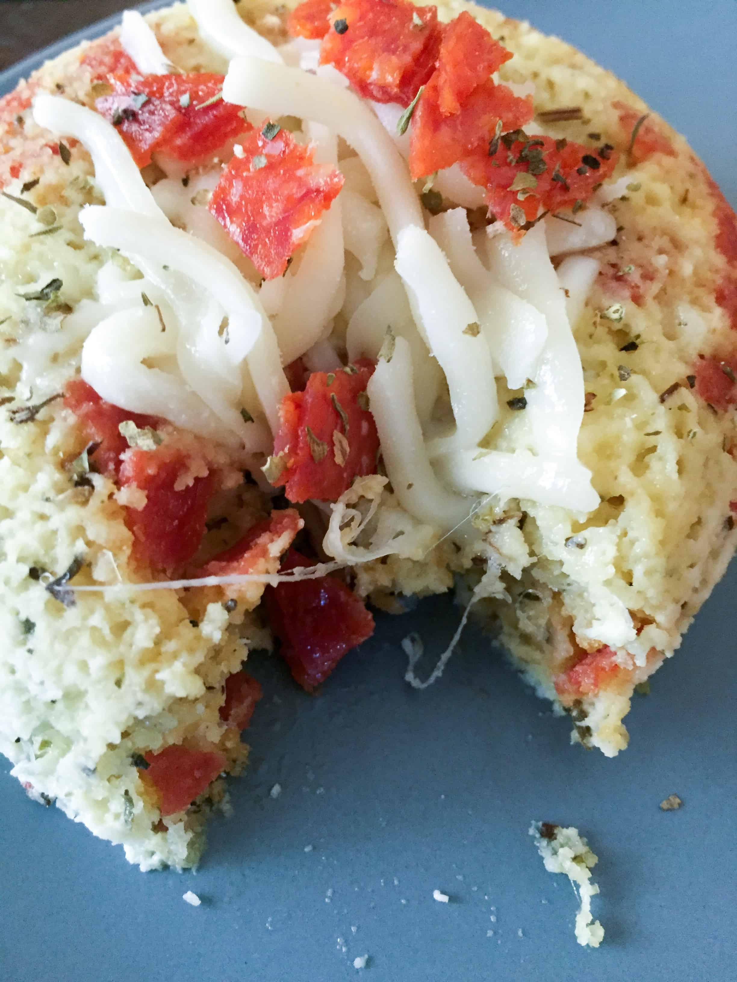 Easy Lunch Ideas - Low Carb Pizza Muffin in a Mug (THM, Low Carb) #trimhealthymama #thmlunch #quicklunch #easylunchideas