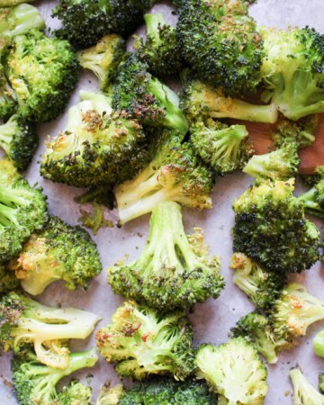 A quick and easy side dish, this Oven Roasted Broccoli Recipe only uses a handful of ingredients, but is delicious enough to become your new favorite low carb side dish! #roastedbroccoli #broccolirecipe