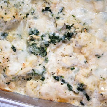 Who loves Alfredo? (I do!) This easy casserole recipe is creamy, cheesy, and low carb - filled with all the flavors of your favorite Alfredo dish. #lowcarb #ketoalfredo #alfredo #keto #trimhealthymama #casserole