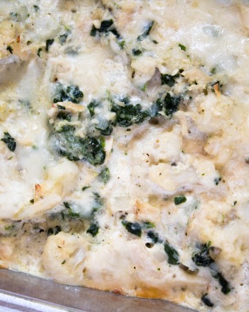 Who loves Alfredo? (I do!) This easy casserole recipe is creamy, cheesy, and low carb - filled with all the flavors of your favorite Alfredo dish. #lowcarb #ketoalfredo #alfredo #keto #trimhealthymama #casserole
