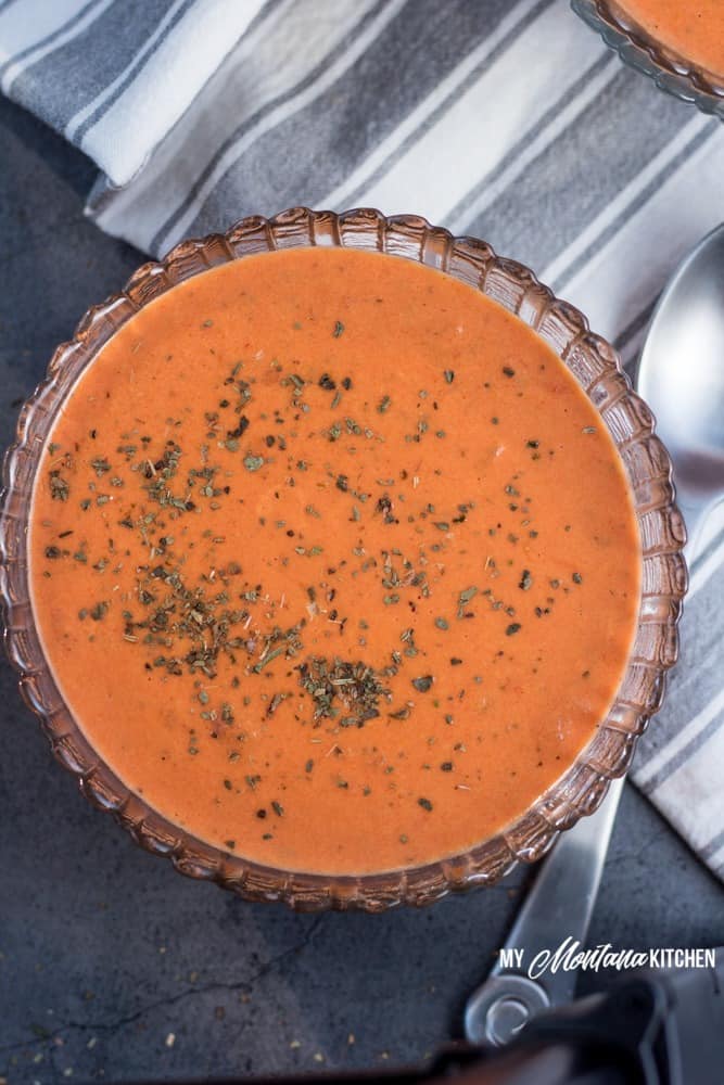 This low carb creamy tomato soup makes an easy dinner idea for families, or makes a great easy lunch! Leftovers can easily be reheated for later, making this a versatile healthy meal idea! #lowcarb #thm #trimhealthymama #tomato #tomatosoup #glutenfree #lowcarbsoup #healthymealidea #easylowcarbrecipe #trimhealthymamasoup