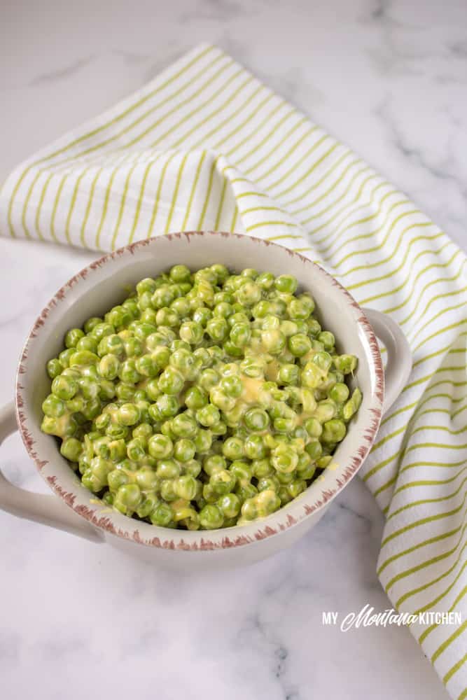 Cheesy Peas make an incredibly delicious side dish. Plus this recipe is super simple to prepare, allowing you to have dinner on the table in minutes! #cheesypeas #greenpeasrecipe