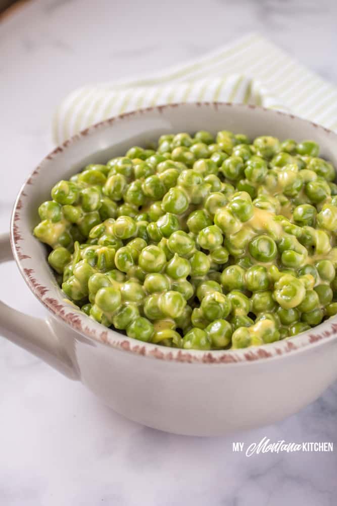 Cheesy Peas make an incredibly delicious side dish. Plus this recipe is super simple to prepare, allowing you to have dinner on the table in minutes! #cheesypeas #greenpeasrecipe
