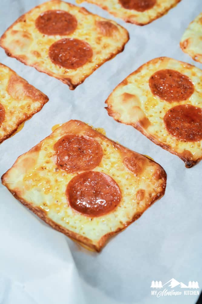 baked keto cheese and pepperoni crackers