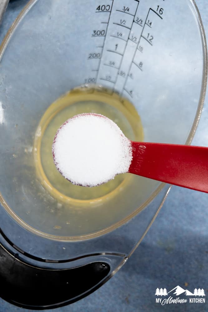 sweetener in red measuring spoon