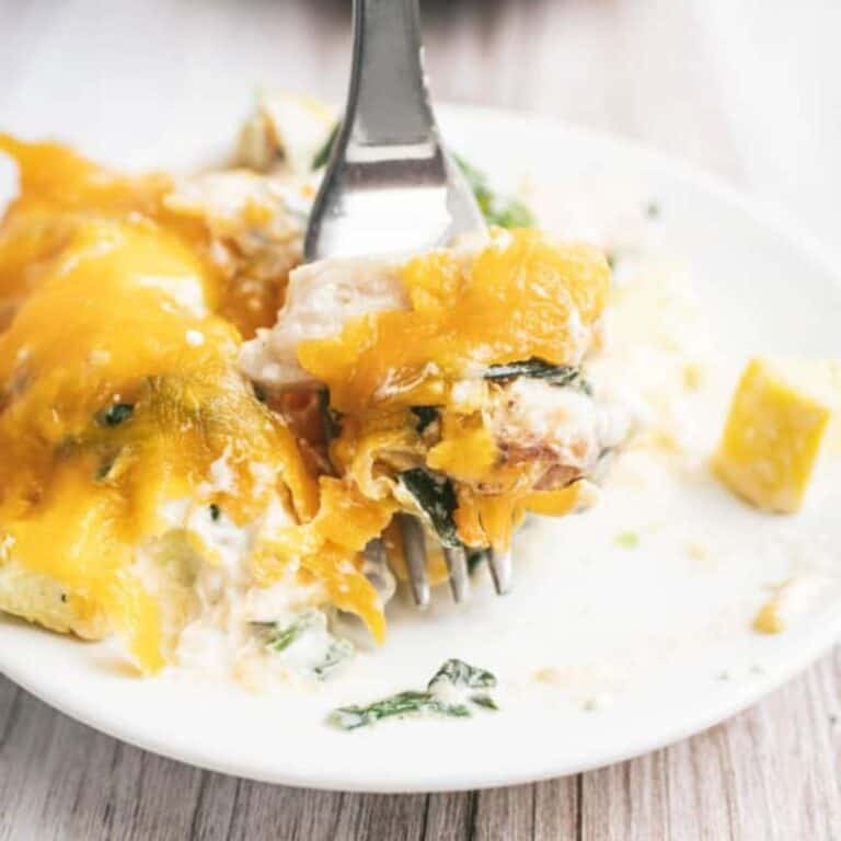 An easy low carb chicken casserole that makes healthy dinners a breeze! Filled with fresh vegetables and plenty of flavor, this easy cheesy chicken casserole will be a family favorite! #lowcarbchickencasserole #easyhealthydinner